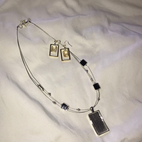 Necklace and earrings - Picture 3 of 6